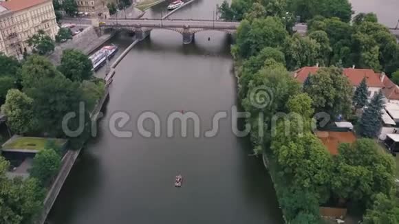 空中勘测伏尔塔瓦河布拉格镜头从上往下看马拉斯特拉纳桥视频的预览图