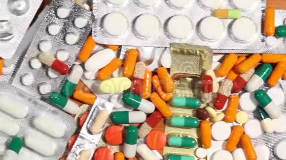 很多药物和药片都在桌上视频的预览图
