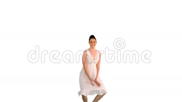 穿着白色裙子跳着的漂亮年轻模特视频的预览图