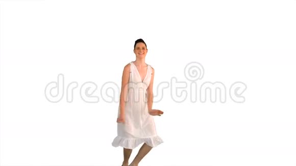 漂亮的模特穿着白色连衣裙跳跃视频的预览图
