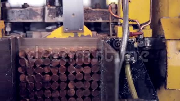 金属切割自动化工业机器视频的预览图