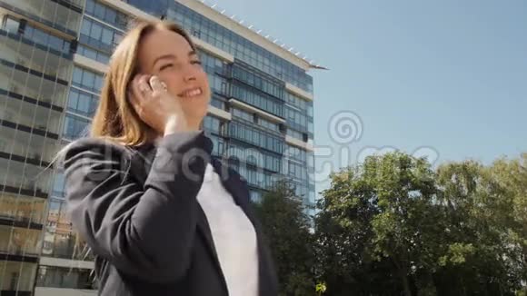 商务女性在商务中心外打电话的画像视频的预览图