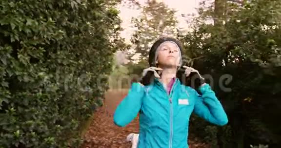 女登山运动员戴头盔视频的预览图