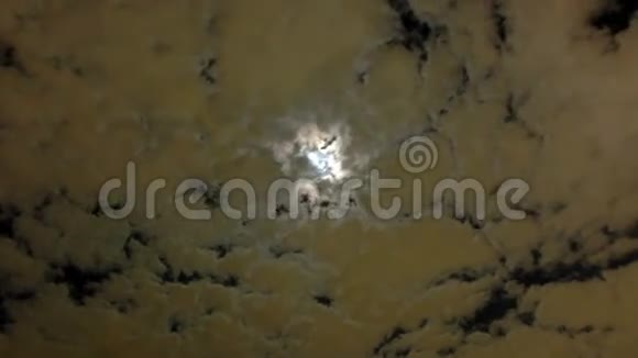 围绕月亮的夜云的时间推移视频的预览图