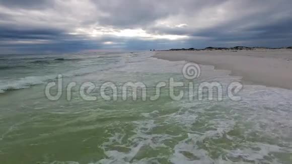 墨西哥湾和海滩在彭萨科拉佛罗里达州乌云密布的夜空视频的预览图
