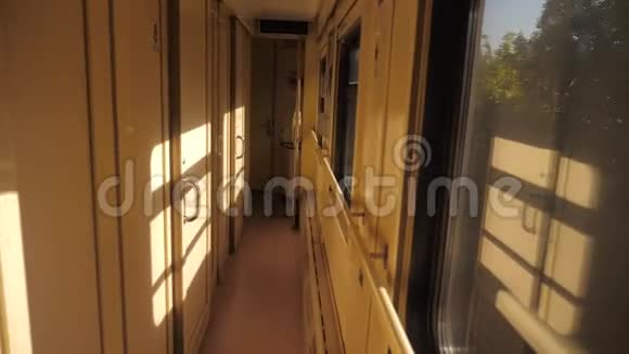 列车车厢内阳光车厢与夜间走廊出发前慢视频生活方式视频的预览图