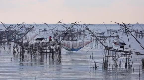 日出时在白普拉村的泰国式钓鱼陷阱视频的预览图