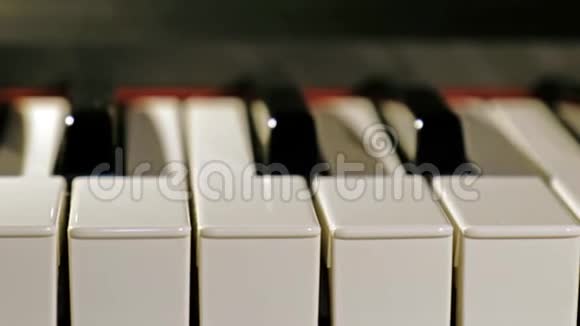钢琴键的特写镜头视频的预览图