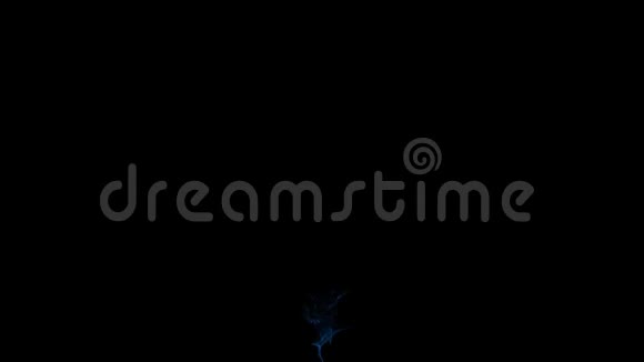 蓝色的烟雾或浓郁的蒸汽蜷缩在黑色的背景上视频的预览图