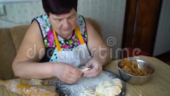 厨房里的高级女人视频的预览图