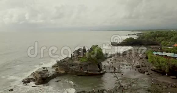 帕拉塔纳地段令人叹为观止的鸟瞰图塔纳地块是印度尼西亚巴厘岛附近的一块岩层视频的预览图