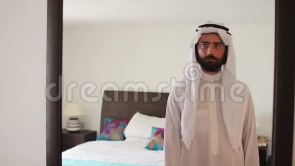 沙特阿拉伯人在家穿衣视频的预览图