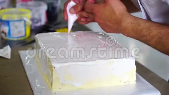 一位男糕点厨师在店里装饰蛋糕视频的预览图