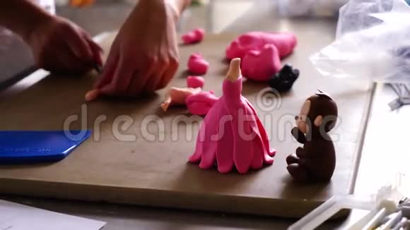 糕点厨师做花边和婚礼蛋糕视频的预览图