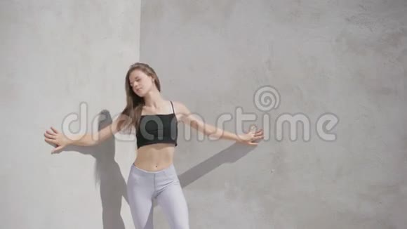跳舞的年轻女子在户外缓慢地摇头视频的预览图