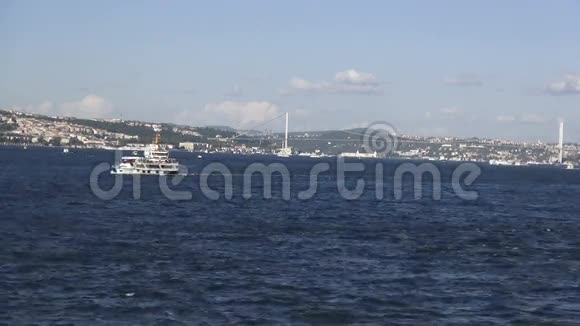 伊斯坦布尔第一座博斯普鲁斯大桥和奥塔科伊清真寺视频的预览图