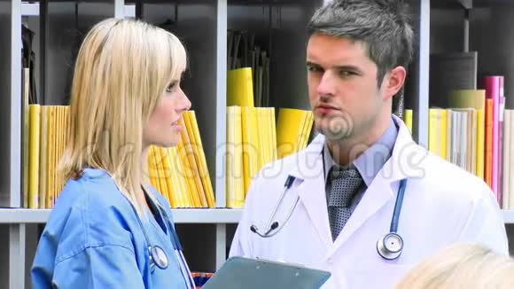 女医生和男医生在医院录像里谈话视频的预览图