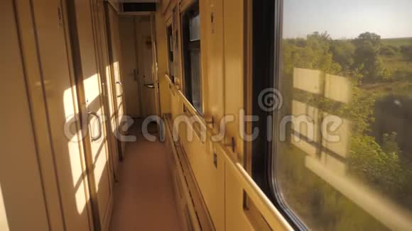 列车车厢内阳光车厢与夜间走廊出发前慢动作视频走廊视频的预览图