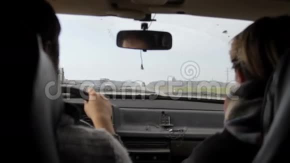 从乡村道路上的一辆移动的汽车上观看视频的预览图