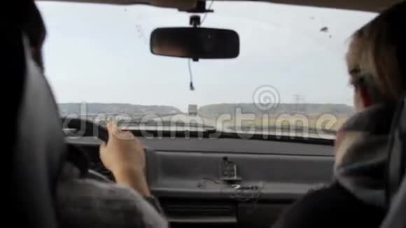 从乡村道路上的一辆移动的汽车上观看视频的预览图