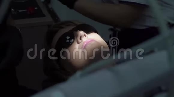 牙科医生在临床上为女性患者治疗牙齿女性专业医生口腔医生工作牙科检查视频的预览图