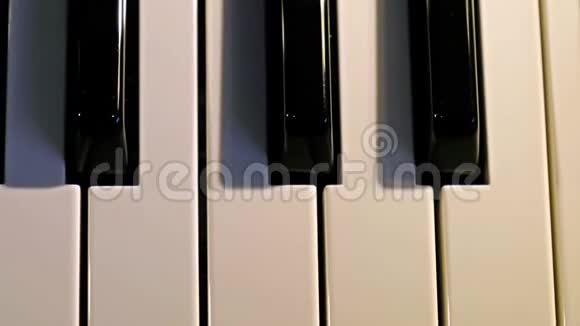 钢琴键的特写镜头视频的预览图