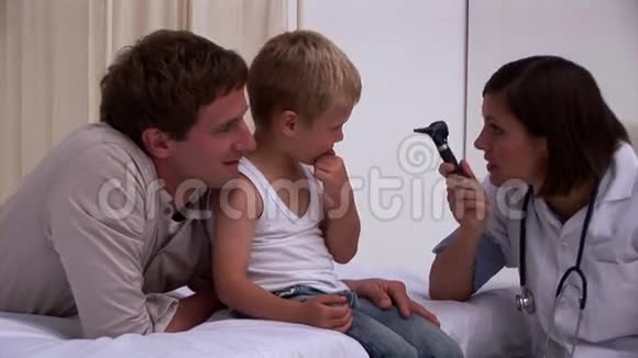 金发小男孩和他父亲在和医生玩耍视频的预览图