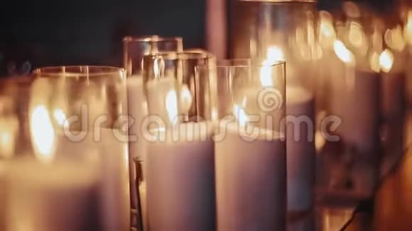 婚礼桌上的装饰蜡烛视频的预览图