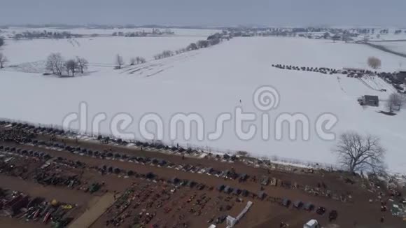 泥地中一种阿米什冬季卖泥的空中景色视频的预览图
