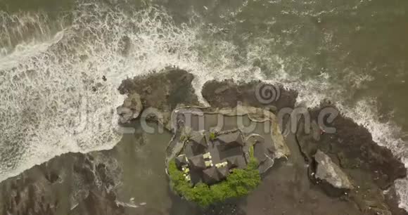 帕拉塔纳地段令人叹为观止的鸟瞰图塔纳地块是印度尼西亚巴厘岛附近的一块岩层视频的预览图