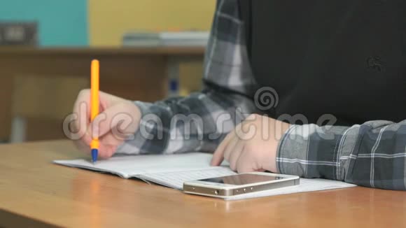 无名氏在笔记本上用钢笔写文字视频的预览图