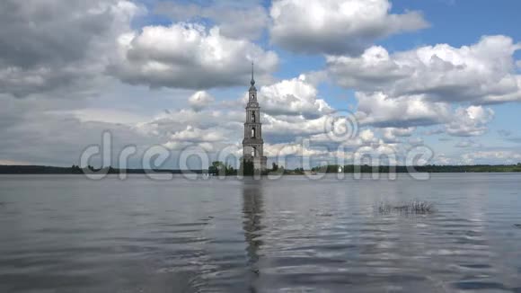 Uglich水库被淹的钟楼景观俄罗斯卡利亚津视频的预览图