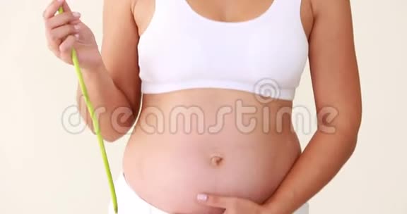 孕妇抱着黄花视频的预览图