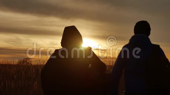 人走团旅游的游客野外大自然一个夕阳剪影两人旅游旅游者自然人团体视频的预览图