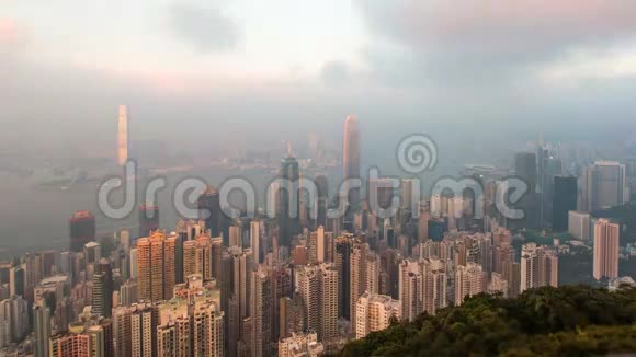 从山顶的高景点看时间一天一夜的香港城市和天空中的薄雾视频的预览图