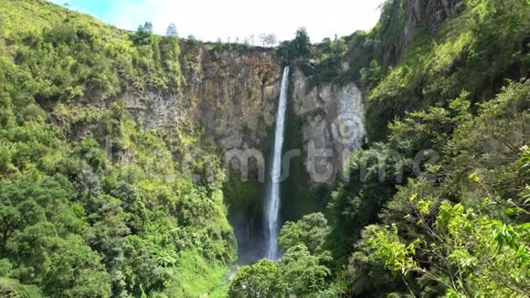 北苏门答腊的西皮索皮索瀑布准备射击视频的预览图