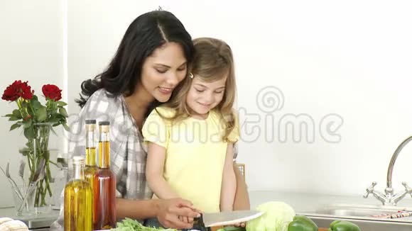妈妈和小女孩切蔬菜视频的预览图