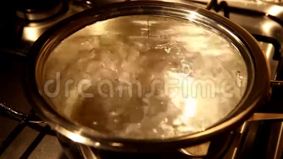 用不锈钢砂锅煮水视频的预览图