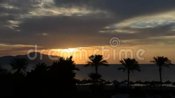 图为蒂兰岛上的阳光和海滩的时间图视频的预览图