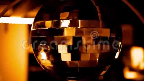 闪闪发光的金色迪斯科球背景视频的预览图