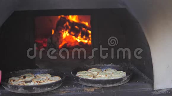 烤箱里烤的小比萨饼着火了慢动作视频厨师在明火上准备糕点的生活方式视频的预览图