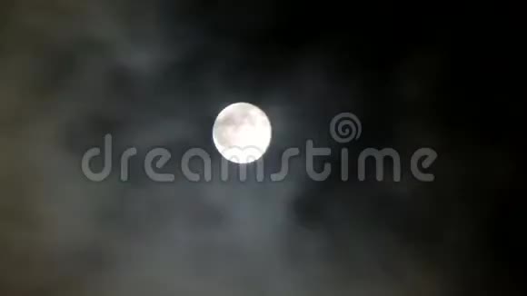 围绕月亮的夜云的时间推移视频的预览图