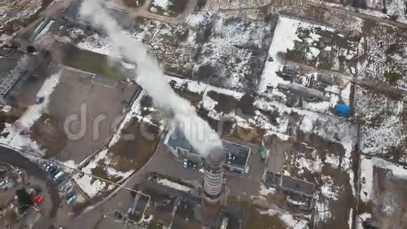 管顶用蒸汽在冬季采暖季航拍4K火力发电厂的管道视频的预览图