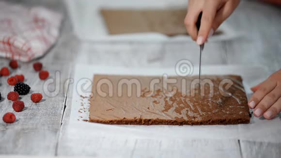 女人手工切割海绵蛋糕烹饪蛋糕视频的预览图