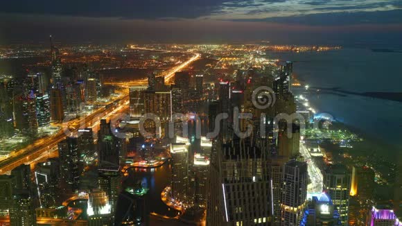 夜光公路从迪拜市经过视频的预览图