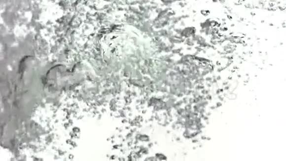 超慢运动的水下空气视频的预览图