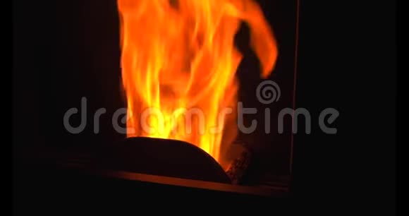 球团炉中的火焰和火用生态温暖了冬天的房子视频的预览图