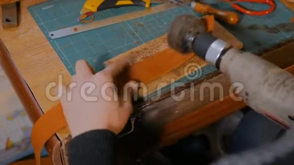 剥皮者用皮带工作视频的预览图