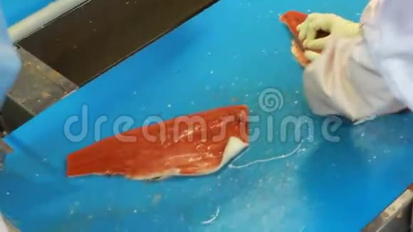 手工剥鲑鱼视频的预览图