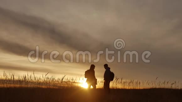 人走团旅游的游客野外大自然一个夕阳剪影两个旅游人旅游者自然人团体视频的预览图
